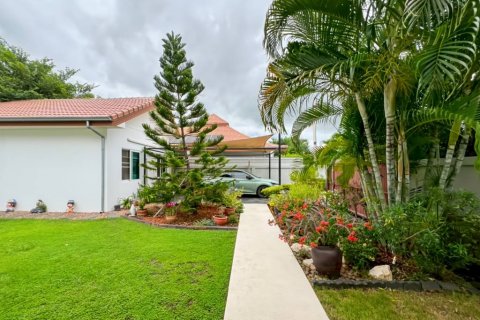 Chalet de 4 dormitorios en Hua Hin, Tailandia № 135300 - foto 8