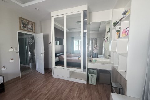 Casa de 5 dormitorios en Hang Dong, Tailandia № 163166 - foto 4