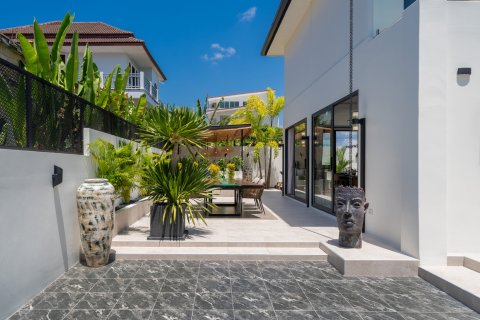 Villa in Pattaya, Thailand 3 bedrooms № 168144 - photo 3