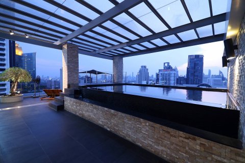 Ático de 4 dormitorios en Bangkok, Tailandia № 180572 - foto 14