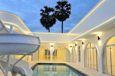 Chalet de 5 dormitorios en Pattaya, Tailandia № 159897 - foto 7