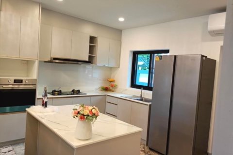 Casa de 4 dormitorios en Pattaya, Tailandia № 157771 - foto 12