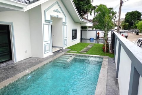 Casa de 4 dormitorios en Pattaya, Tailandia № 157771 - foto 2