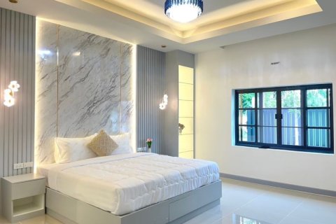 Casa de 4 dormitorios en Pattaya, Tailandia № 157771 - foto 14