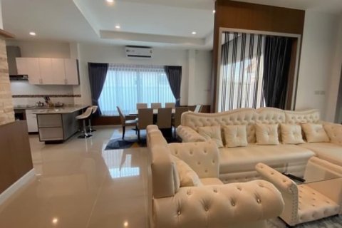 Casa de 3 dormitorios en Pattaya, Tailandia № 157773 - foto 11