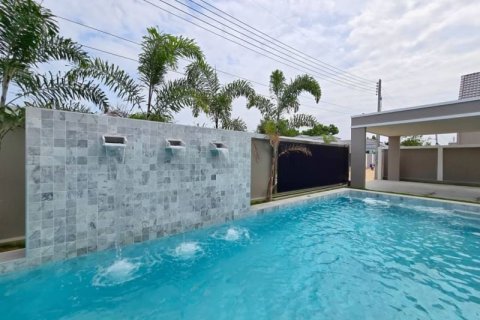 Casa de 3 dormitorios en Pattaya, Tailandia № 157777 - foto 2