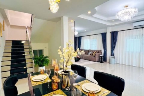 Casa de 3 dormitorios en Pattaya, Tailandia № 157775 - foto 6