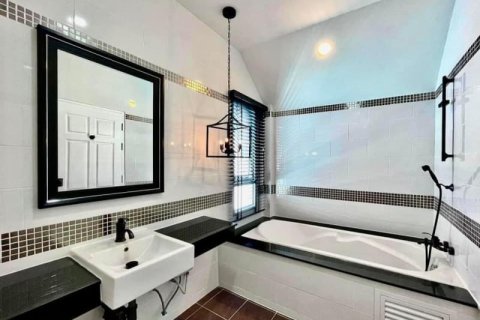 Casa de 3 dormitorios en Pattaya, Tailandia № 157774 - foto 16