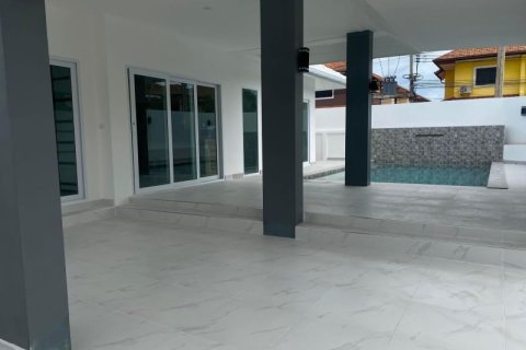 Casa de 4 dormitorios en Pattaya, Tailandia № 157772 - foto 12