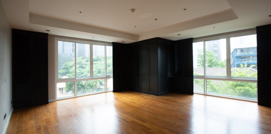 Condo in Bangkok, Thailand, 4 bedrooms  № 143808