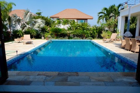Chalet de 3 dormitorios en Hua Hin, Tailandia № 168480 - foto 4