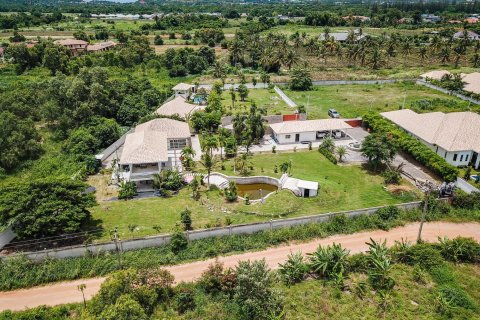 Chalet de 5 dormitorios en Hua Hin, Tailandia № 168478 - foto 5