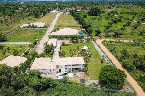 Chalet de 5 dormitorios en Hua Hin, Tailandia № 168478 - foto 3