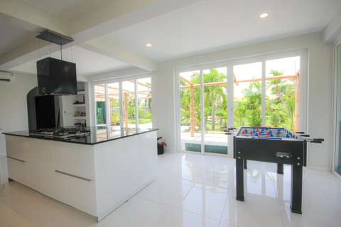 Chalet de 5 dormitorios en Hua Hin, Tailandia № 168478 - foto 25