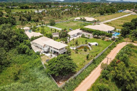 Chalet de 5 dormitorios en Hua Hin, Tailandia № 168478 - foto 4