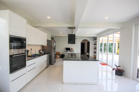 Chalet de 5 dormitorios en Hua Hin, Tailandia № 168478 - foto 24