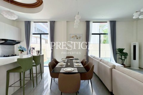 Casa de 4 dormitorios en Pattaya, Tailandia № 197605 - foto 8