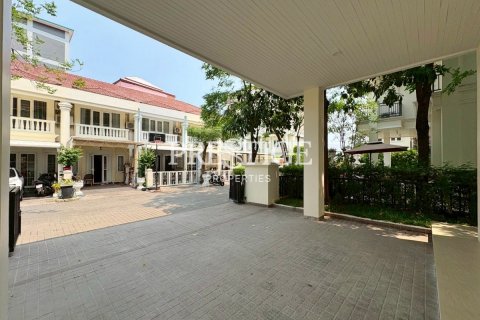 Casa de 4 dormitorios en Pattaya, Tailandia № 197605 - foto 27