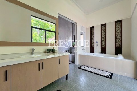 Casa de 4 dormitorios en Pattaya, Tailandia № 197605 - foto 15
