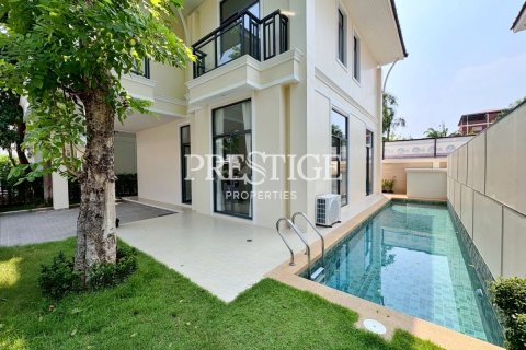 Casa de 4 dormitorios en Pattaya, Tailandia № 197605 - foto 2