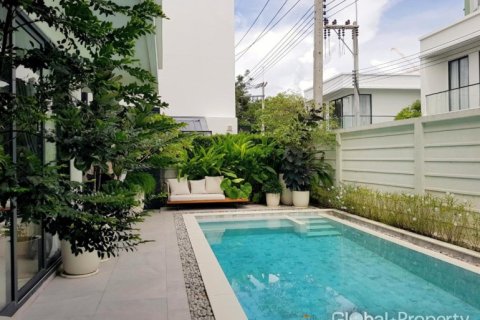 Casa de 4 dormitorios en Pattaya, Tailandia № 113602 - foto 4