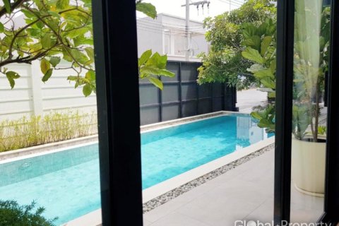 Casa de 4 dormitorios en Pattaya, Tailandia № 113602 - foto 15