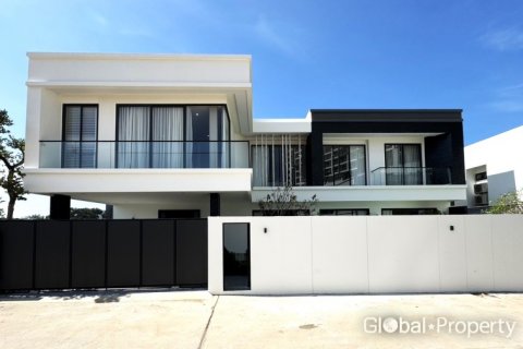 Casa de 4 dormitorios en Pattaya, Tailandia № 113602