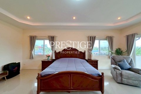 House in Pattaya, Thailand 4 bedrooms № 198040 - photo 16