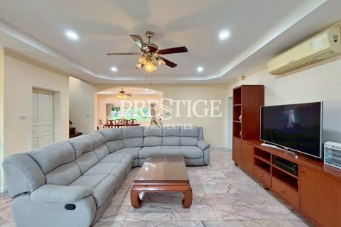 House in Pattaya, Thailand 4 bedrooms № 198040 - photo 4