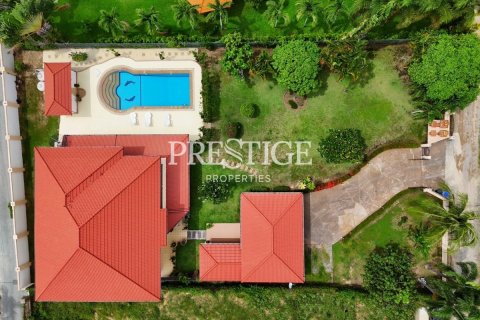 House in Pattaya, Thailand 4 bedrooms № 198040