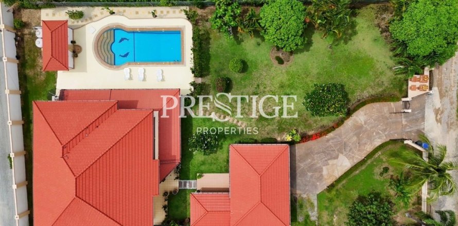House in Pattaya, Thailand 4 bedrooms № 198040