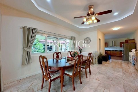 House in Pattaya, Thailand 4 bedrooms № 198040 - photo 9