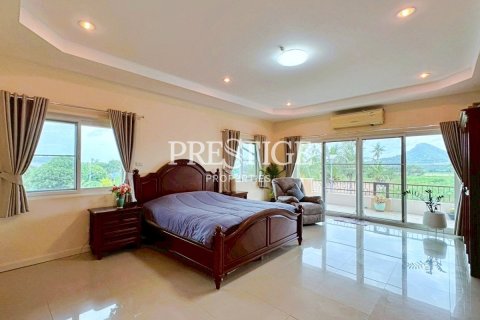 House in Pattaya, Thailand 4 bedrooms № 198040 - photo 14