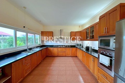 House in Pattaya, Thailand 4 bedrooms № 198040 - photo 11