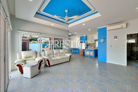 Casa de 5 dormitorios en Pattaya, Tailandia № 198045 - foto 4
