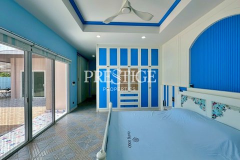 Casa de 5 dormitorios en Pattaya, Tailandia № 198045 - foto 17