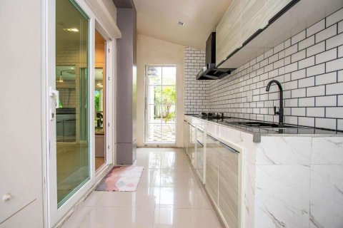 Casa de 4 dormitorios en Chiang Mai, Tailandia № 220497 - foto 11