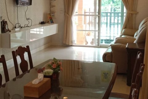 Casa de 3 dormitorios en Samut Prakan, Tailandia № 141586 - foto 2