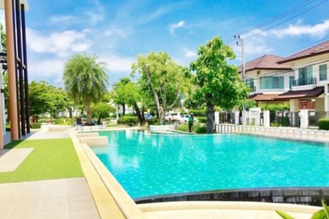 Casa de 3 dormitorios en Samut Prakan, Tailandia № 141586 - foto 11