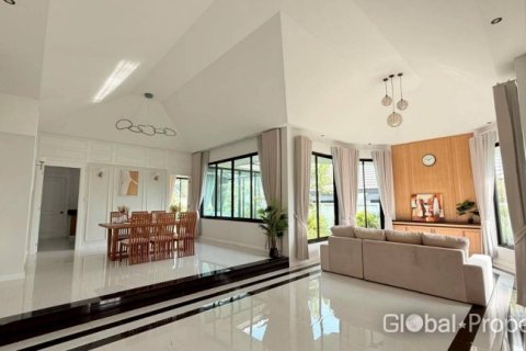 House in Pattaya, Thailand 4 bedrooms № 171473 - photo 20