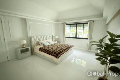 House in Pattaya, Thailand 4 bedrooms № 171473 - photo 14