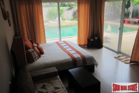 Chalet de 4 dormitorios en Pattaya, Tailandia № 202529 - foto 5