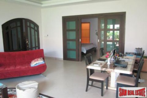 Chalet de 4 dormitorios en Pattaya, Tailandia № 202529 - foto 3