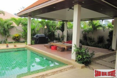 Chalet de 4 dormitorios en Pattaya, Tailandia № 202529 - foto 4