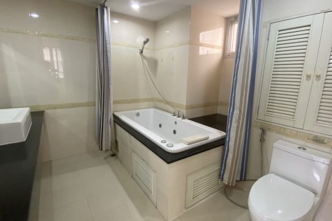 Condominio de 4 dormitorios en Watthana, Bangkok, Tailandia № 200936 - foto 3