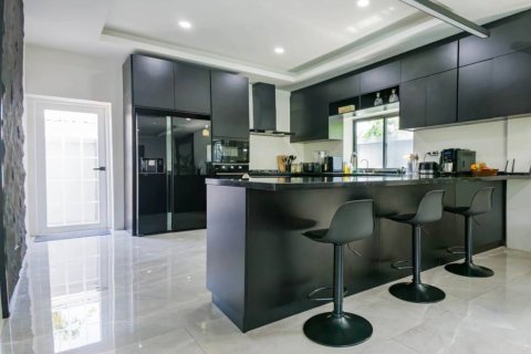 Chalet de 5 dormitorios en Phuket, Tailandia № 116417 - foto 10