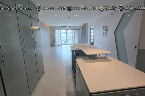 Condo in Watthana, Bangkok, Thailand, 3 bedrooms  № 220526
