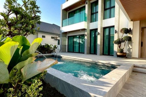 Casa de 5 dormitorios en Pattaya, Tailandia № 159718 - foto 2