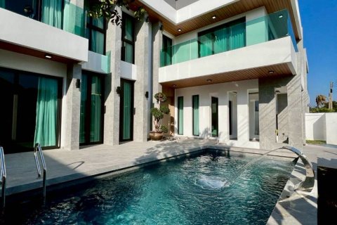 House in Pattaya, Thailand 5 bedrooms № 159718
