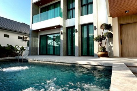 Casa de 5 dormitorios en Pattaya, Tailandia № 159718 - foto 3